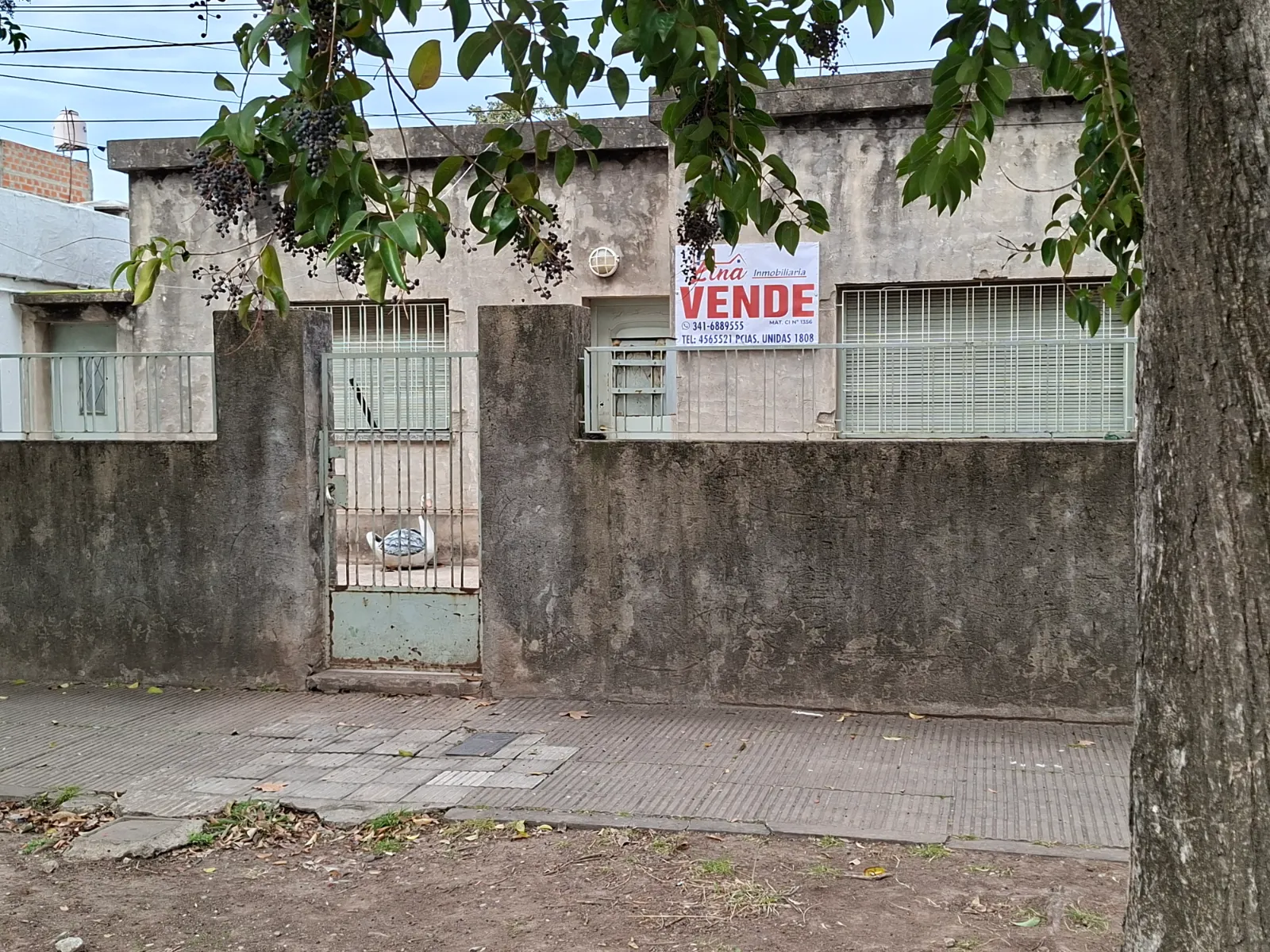 Casa de frente dos dormitorios